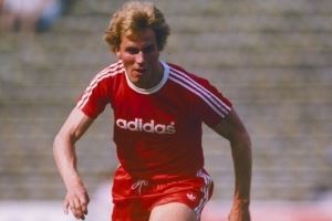 拜仁祝福鲁梅尼格：俱乐部传奇，70岁生日快乐！