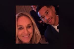 ‘如此优雅 笑容灿烂’！法国主持人把马尤卢当杜埃，晒合照猛夸