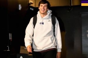 湖人入场照：小里穿“中国”印花T恤 范德彪潮男&艾顿拎“酒瓶”