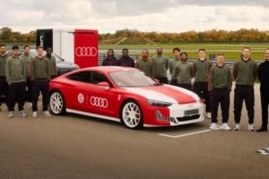 拜仁队员挑选奥迪新赛季电动、混动官方用车，参观了F1项目