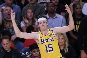 身手全能！里夫斯半场10中5贡献12分5板7助 正负值+4