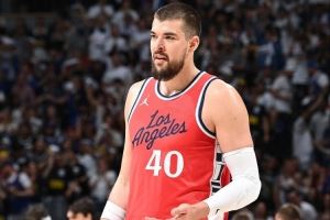 祖巴茨：我们一直防不住太阳的射手 比尔机会不错只是没能投进